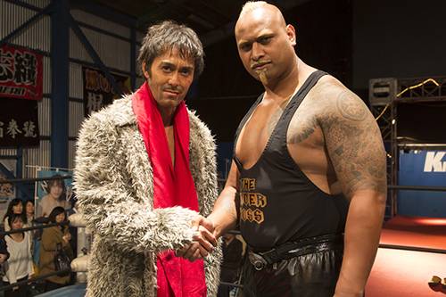 映画『ふしぎな岬の物語』にバッドラック・ファレ選手が登場! ｜ 新日本プロレスリング