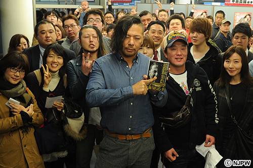 中邑コスのファンに騒然 中邑真輔自伝 後編 発売記念イベントが秋葉原 書泉ブックタワーで開催 新日本プロレスリング