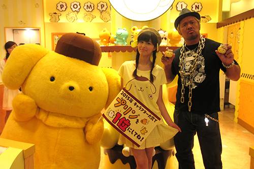 真壁刀義が ポムポムプリンカフェ に登場 ポムポムプリンお土産プリン は 無敵のうまさ と大絶賛 イベント報告 新日本プロレスリング 真壁刀義が ポムポムプリンカフェ に登場 ポムポムプリンお土産プリン は 無敵のうまさ と大絶賛 イベント報告 新日本プロレスリング