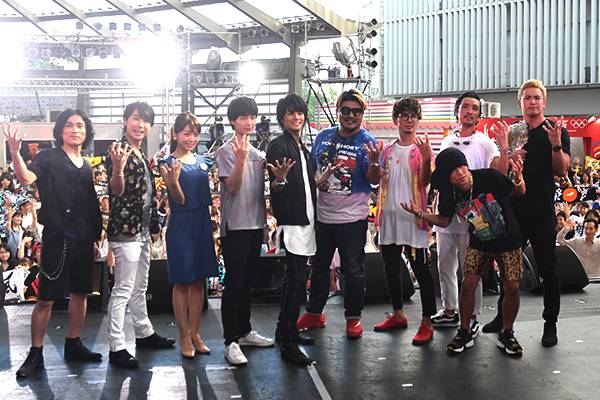 タイガーマスクw に カネの雨が降るぞ 出演陣全員で レインメーカーポーズ 湘南乃風が 主題歌 を初披露 会場は大熱狂 イベント報告 新日本プロレスリング タイガーマスクw に カネの雨が降るぞ 出演陣全員で レインメーカーポーズ 湘南乃風が 主題歌 を初披露 会場は大熱狂 イベント報告 新日本プロレスリング