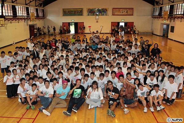 新日本プロレスの選手たちが台北日本人学校で生徒と交流 お尻の