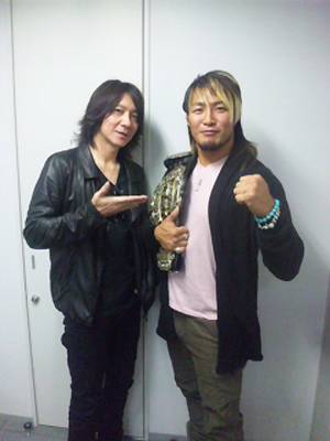 棚橋選手があの吉井和哉さんと遭遇 逸材焼き とは 岡山 広島で全力プロモーション 新日本プロレスリング 棚橋選手があの吉井和哉さんと遭遇 逸材焼き とは 岡山 広島で全力プロモーション 新日本プロレスリング