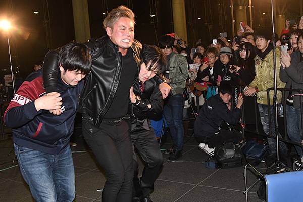 場内騒然！なんと公開調印式終了後に事件勃発…!! 鈴木みのるが