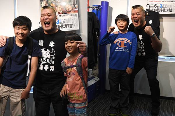 闘魂SHOP水道橋店にて、天山広吉が撮影会を開催！全国の猛牛ファンが大