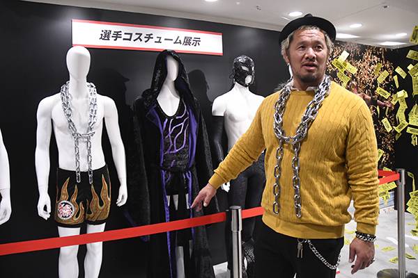 新日本プロレス　真壁刀義　直筆サイン入り　実使用コスチューム 11月19日（日）まで開催中！】『新日本プロレス展』イベントに“二人
