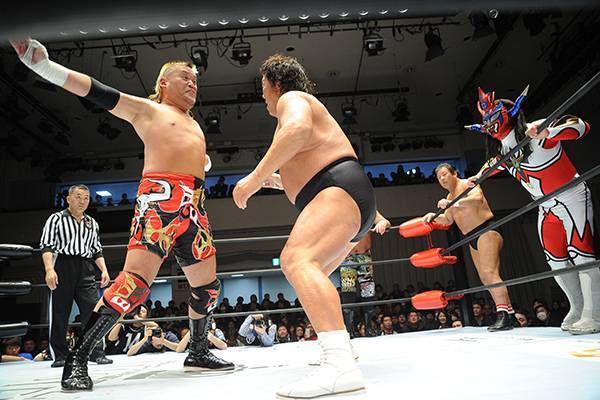 蝶野も試合に乱入！“復活”T2000が大暴れ！ 『プロレスリング