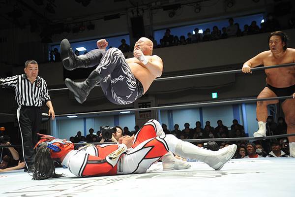 蝶野も試合に乱入！“復活”T2000が大暴れ！ 『プロレスリング