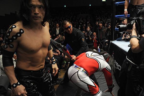 蝶野も試合に乱入！“復活”T2000が大暴れ！ 『プロレスリング