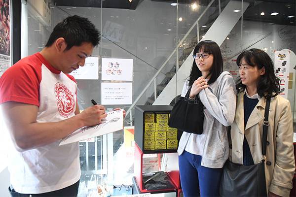 これからも、もっともっと頑張ります！」闘魂SHOP水道橋店にて、八木哲