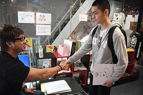 自分もプロレス人生を思い出す」長年のファンと交流して早期復帰