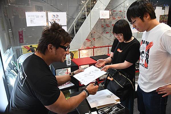 自分もプロレス人生を思い出す」長年のファンと交流して早期復帰に弾み