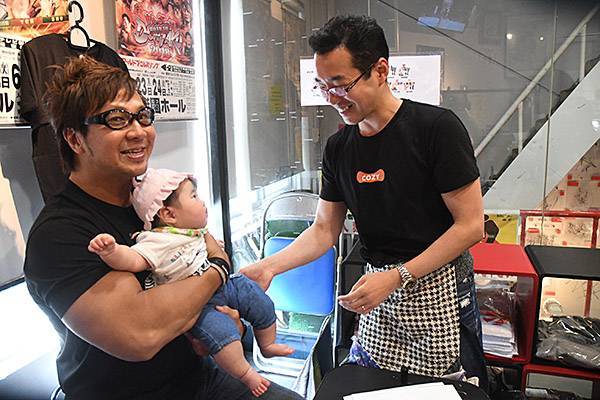 自分もプロレス人生を思い出す」長年のファンと交流して早期復帰に弾み