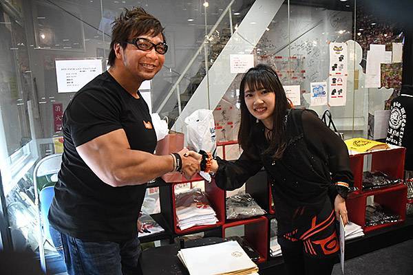 自分もプロレス人生を思い出す」長年のファンと交流して早期復帰に弾み