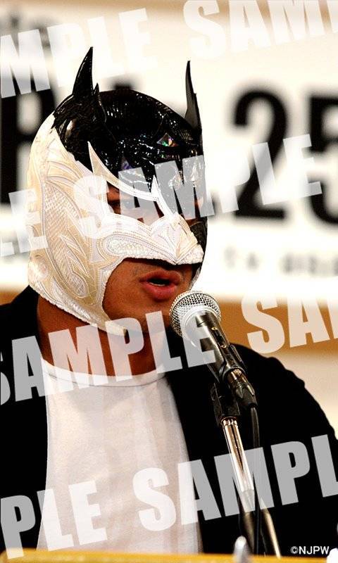 新日本プロレス　サイン入りコインケース　ドラゴン・リー　 Tシャツ・メモ帳・フィギュア・コインケース・キャップ・マスクが到着