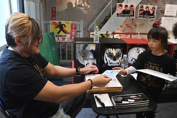 野郎ばっかで疲れた」二日酔い気味で不機嫌モードの“NEVER王者”タイチ
