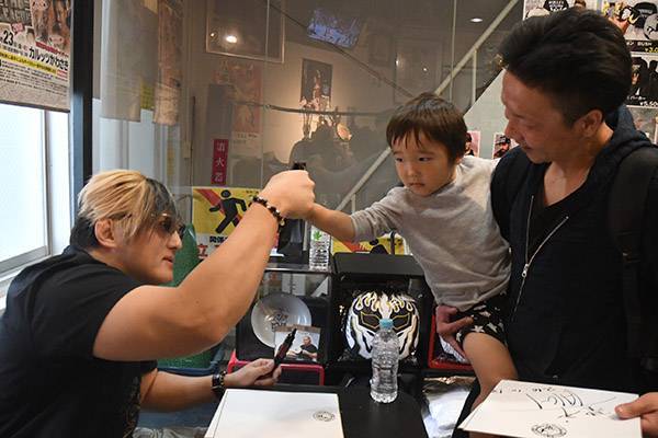 野郎ばっかで疲れた」二日酔い気味で不機嫌モードの“NEVER王者”タイチ