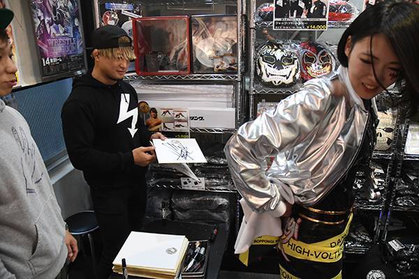 新日本プロレス YOH ZINE サイン入り 2冊セット 新日本プロレス YOH ZINE サイン入り 2冊セット
