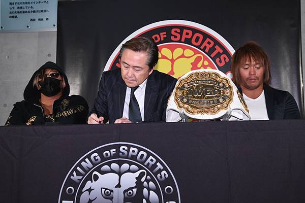 なんと挑戦者が握手を要求 内藤vsタイチのインターコンチネンタル王座調印式は 不気味な静けさの 挑発 合戦 公開調印式 新日本プロレスリング