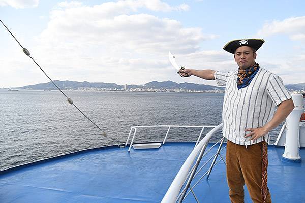 オカダ船長が“スーツ姿”＆“海賊ルック”で大活躍！ Team NJPW初の