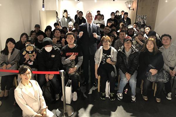Hmv Books Shibuyaでメイ社長が スペシャルトークショー を開催 イベント報告 新日本プロレスリング