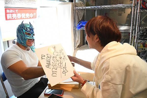 IWGPジュニアヘビー級王者”ドラゴン・リー選手が闘魂SHOP水道橋店に 