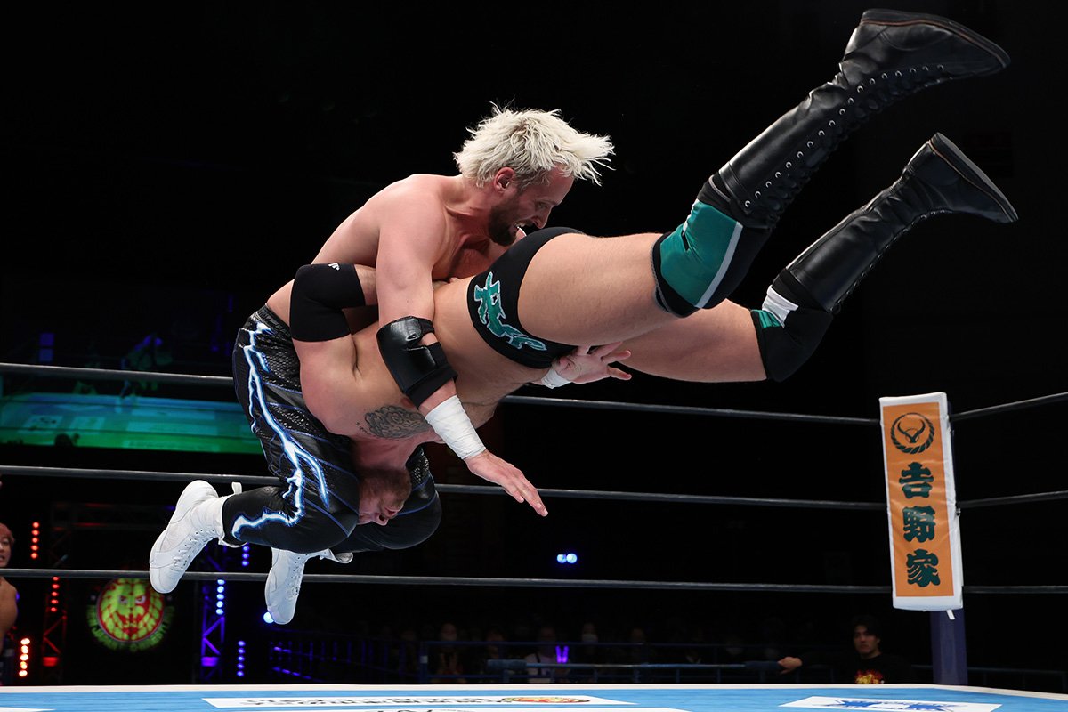 エル・ファンタズモ | 新日本プロレスリング株式会社