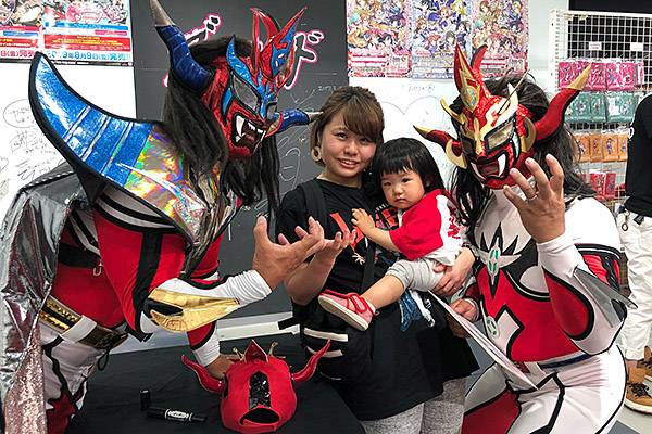 イオンモール幕張新都心に獣神あらわるっ！ ライガー選手のサイン会in