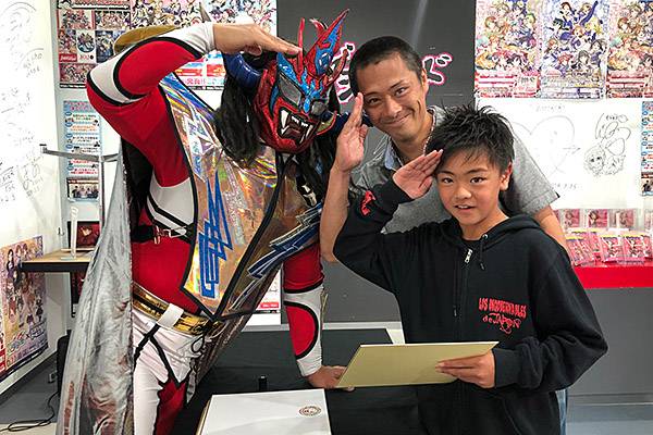 イオンモール幕張新都心に獣神あらわるっ！ ライガー選手のサイン会in