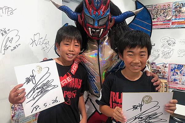 イオンモール幕張新都心に獣神あらわるっ！ ライガー選手のサイン会in