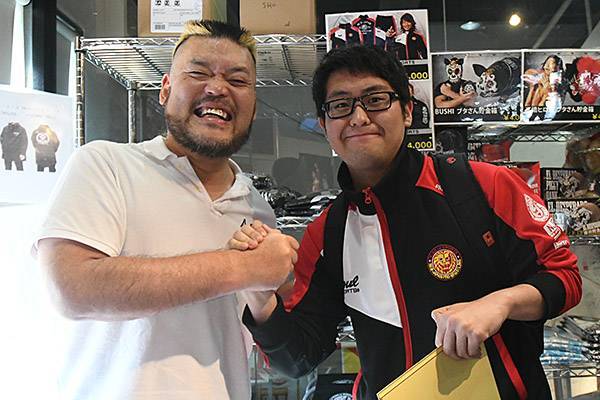 元気をもらいました！」“不屈の猛牛”が復帰に弾み！ 闘魂SHOP