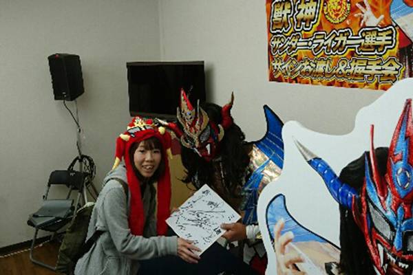 獣神サンダー・ライガー選手がジーストア大阪に降臨！ファンとの交流で