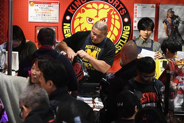 東京・水道橋「闘魂SHOP」新装オープン記念イベントで中西学選手が“一