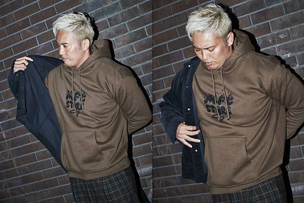 新日本プロレス　オカダ・カズチカ　パーカー MFC STORE×FREAK'S STORE”コラボコレクションのモデルとして