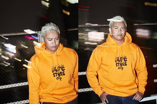新日本プロレス　オカダ・カズチカ　パーカー MFC STORE×FREAK'S STORE”コラボコレクションのモデルとして