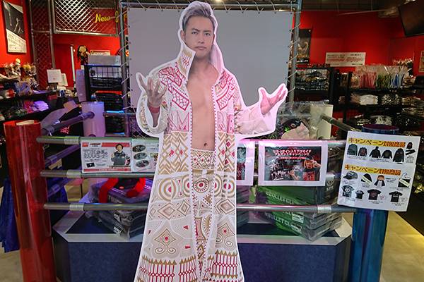 闘魂SHOP水道橋店】オカダ・カズチカ選手の等身大パネルを