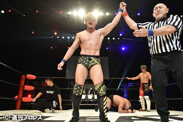 Shoが Gleat に注目の初参戦 一進一退の 激戦 の末 伊藤貴則を三角締めで捕獲し レフェリーストップ勝利 7 1試合結果 新日本 プロレスリング