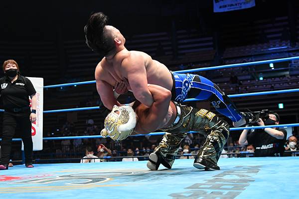 タイガーマスクが佐藤光留を撃破して、世界ジュニアヘビー級王座
