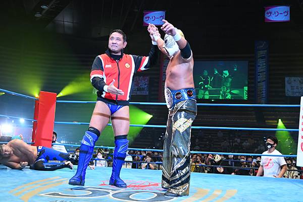 タイガーマスクが佐藤光留を撃破して、世界ジュニアヘビー級王座