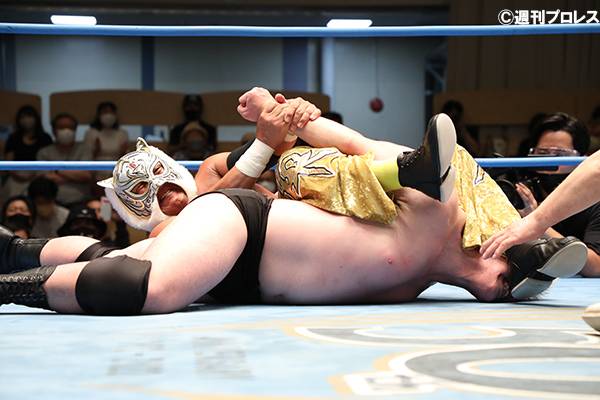 世界ジュニアヘビー級王者・タイガーマスクが初防衛戦で、田村男児を