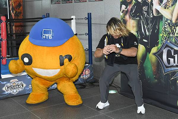 北海きたえーるに“25周年”のonちゃんがサプライズ登場！棚橋弘至選手と
