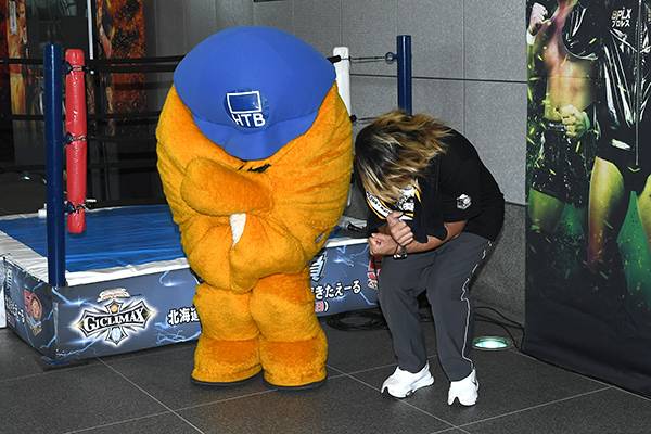北海きたえーるに“25周年”のonちゃんがサプライズ登場！棚橋弘至選手と