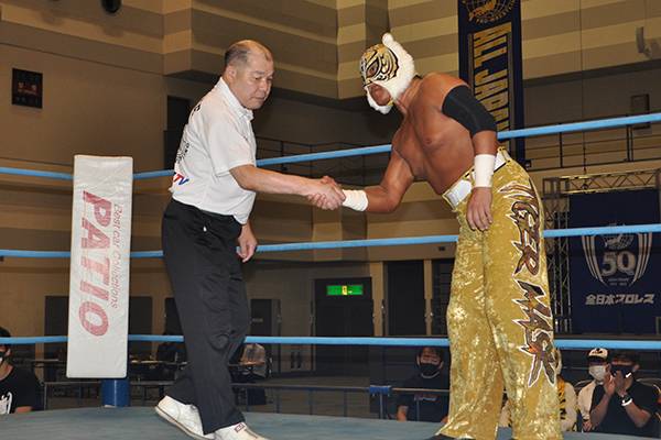 世界ジュニアヘビー級王者”タイガーマスクが大森北斗を撃破して“V3