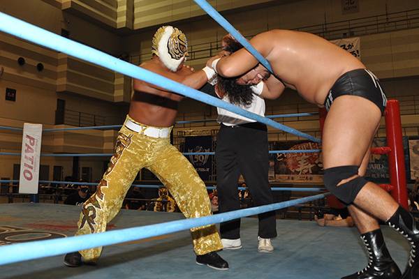 世界ジュニアヘビー級王者”タイガーマスクが大森北斗を撃破して“V3