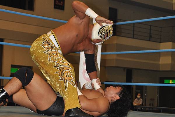 世界ジュニアヘビー級王者”タイガーマスクが大森北斗を撃破して“V3