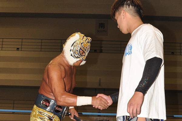 世界ジュニアヘビー級王者”タイガーマスクが大森北斗を撃破して“V3
