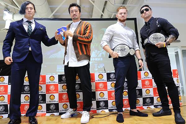 新日本プロレス　蝶野選手サイン入りトレーニングジャンパー 新日本プロレス 蝶野選手サイン入りトレーニングジャンパー 新