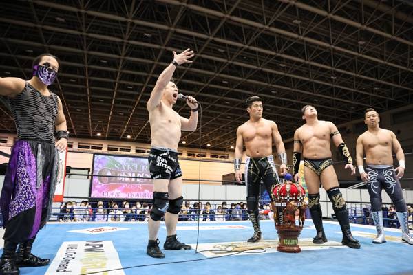 今宵はタイチの天翔十字鳳が炸裂！ SANADA＆TAKAがマイクリレー