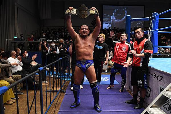 永田がバックドロップホールドで宮原を撃破！ 史上最年長で三冠ヘビー