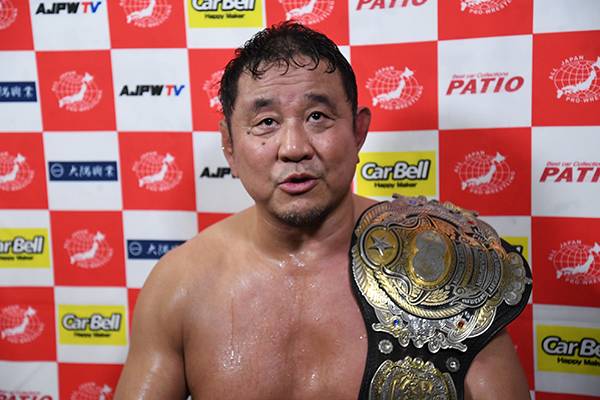 永田がバックドロップホールドで宮原を撃破！ 史上最年長で三冠ヘビー