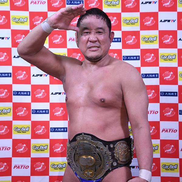 永田がバックドロップホールドで宮原を撃破！ 史上最年長で三冠ヘビー